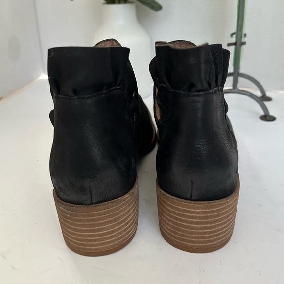 NWOT! Seychelles Black Leather Snare Ruffled Booties. Size 10 - Picture 7 of 11